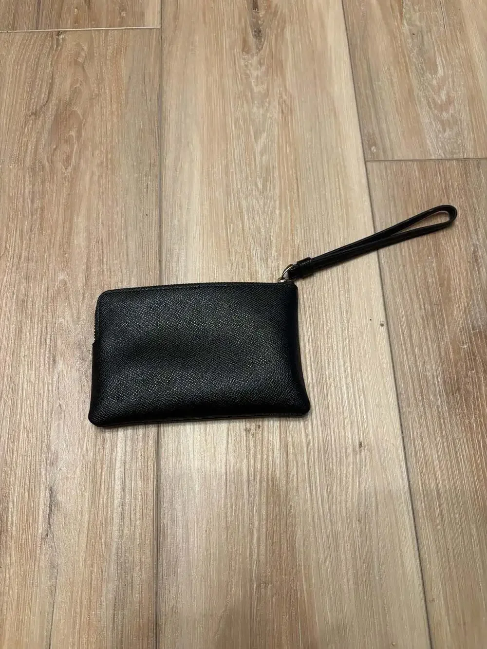 Coach Corner Zip Wristlet Wallet Black / Gold F50832